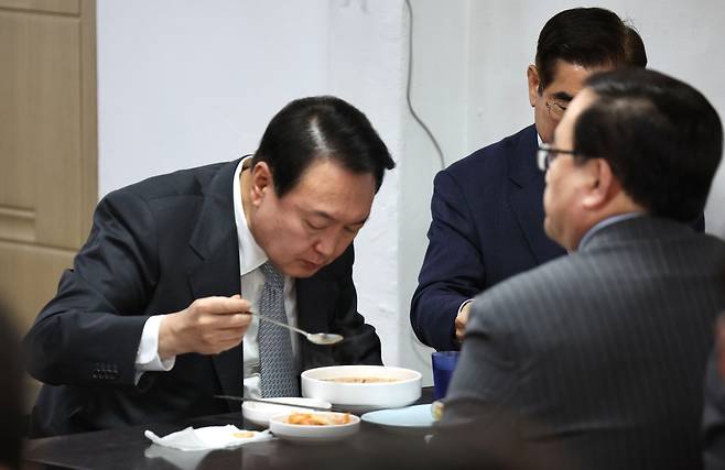 윤석열 대통령이 19일 낮 서울 용산구의 한 국숫집에서 점심을 먹고 있다. /대통령실 제공