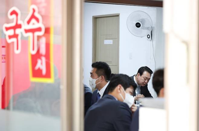 윤석열 대통령이 19일 서울 용산 대통령실 청사 인근 국수집에서 점심 식사를 하고 있다. /대통령실 제공