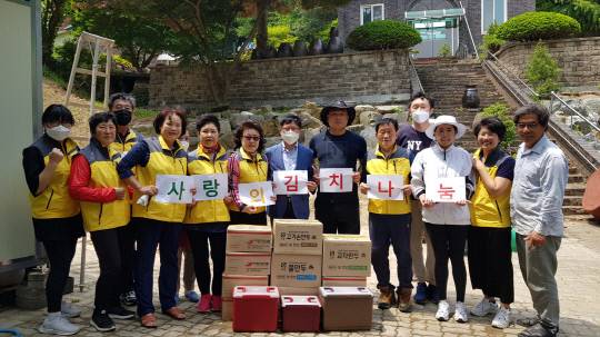 공주시 옥룡동 지역사회보장협의체(민간위원장 김원숙)와 공주 고마로타리클럽(회장 강현민)은 관내 3개 사회복지시설에 사랑의 김치를 전달하여 따뜻한 이웃사랑을 실천했다. 사진=옥룔동 제공