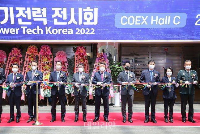 지난 18일 국제 전기전력 전시회 개막식에 참석해 테이프커팅 중인 김성균 서부발전 부사장(왼쪽 세 번째). ⓒ한국서부발전