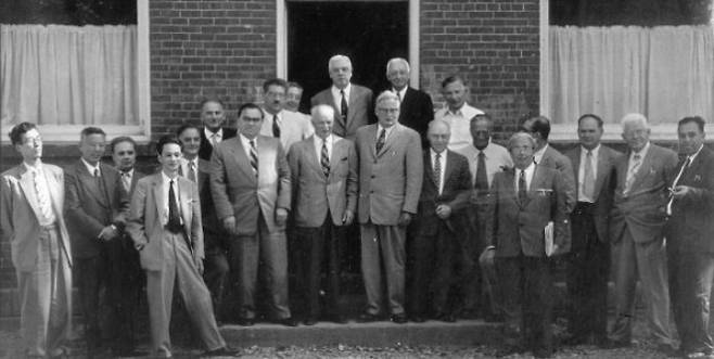 제1회 퍼그워시 회의 모습. 1957년 과학자들은 핵무기를 폐기하고 평화로운 핵 이용을 위해 함께 모였다. 아인슈타인이 참여해 화제가 된 이 회의에는 폴링도 참여했다. 퍼그워시회의 제공