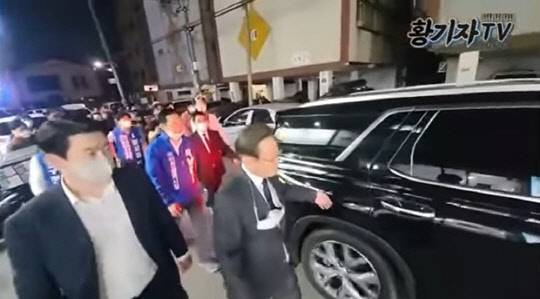 이재명 더불어민주당 총괄선대위원장이 지난 18일 밤 인천 시내에서 자신에게 욕을하고 지나가는 한 시민의 차량을 따라가고 있다. <황기자TV 캡처>