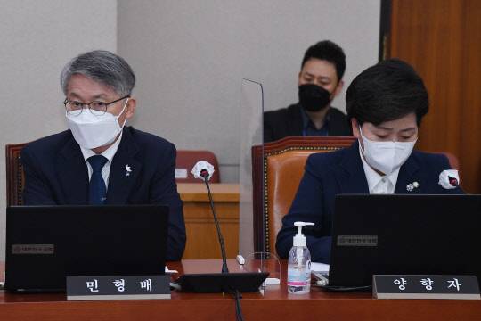 지난 4일 국회 법사위 전체회의에 민형배 무소속 의원(왼쪽)과 양향자 의원이 참석한 모습. 국회사진기자단=연합뉴스.