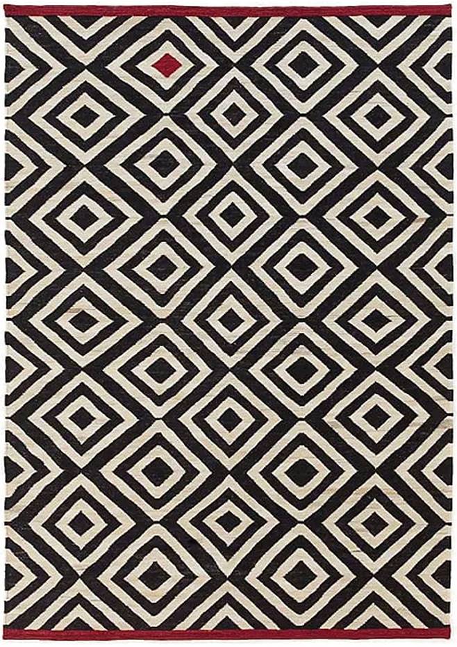 터키의 고대 전통 융단인 ‘킬림(Kilim)’을 현대적으로 재해석한 러그. 파키스탄의 숙련된 장인들이 대나무로 직조한 ‘멜란지 다이아(Me´lange Dia)’는 2백90만원, Nanimarquina by The Conran Shop.