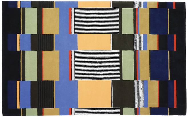 바우하우스 직조 공방의 주역인 군타 스톨츨의 1920년대 카펫 디자인을 모티프로 한 ‘플레이트 111 바이 군타 스톨츨(Plate 111 by Gunta Stolzl)’은 3백60만원, Christopher Farr by Mitdembauhaus.