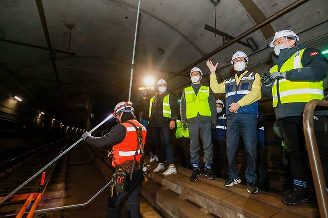 조경식 과기정통부 제2차관이 6호선 한강진역에서 5G 28GHz 장비 구축 관련 사항을 점검하고 있다. 출처 : 전자신문 DB
