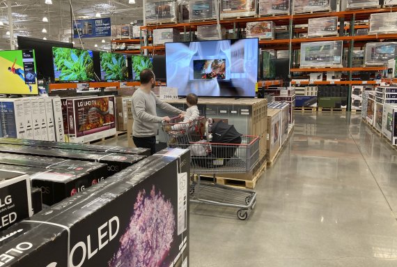 지난 3월29일(현지시간) 미국 콜로라도주 론트리의 할인매장에서 손님이 진열된 대형TV를 살펴보고 있다.AP뉴시스