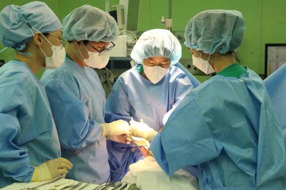이새별 서울아산병원 유방외과 교수(왼쪽 세번째)가 수술을 진행하고 있다. 서울아산병원 제공
