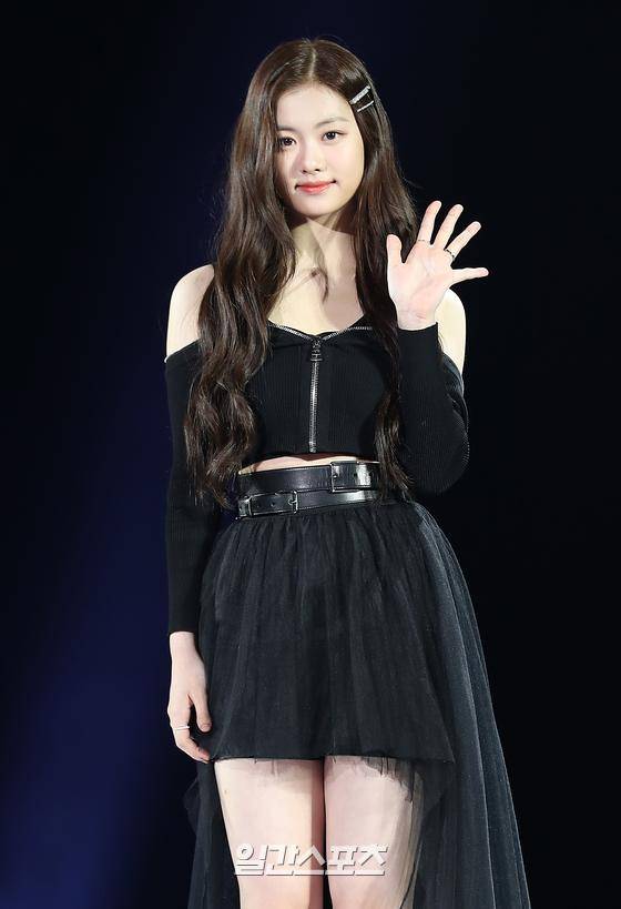 그룹 르세라핌 김가람이 2일 오후 서울 중구 장충체육관에서 진행된 데뷔 앨범 ‘FEARLESS’ 쇼케이스에 참석해 포토타임을 갖고 있다. 박세완 기자 park.sewan@joongang.co.kr / 2022.05.02/