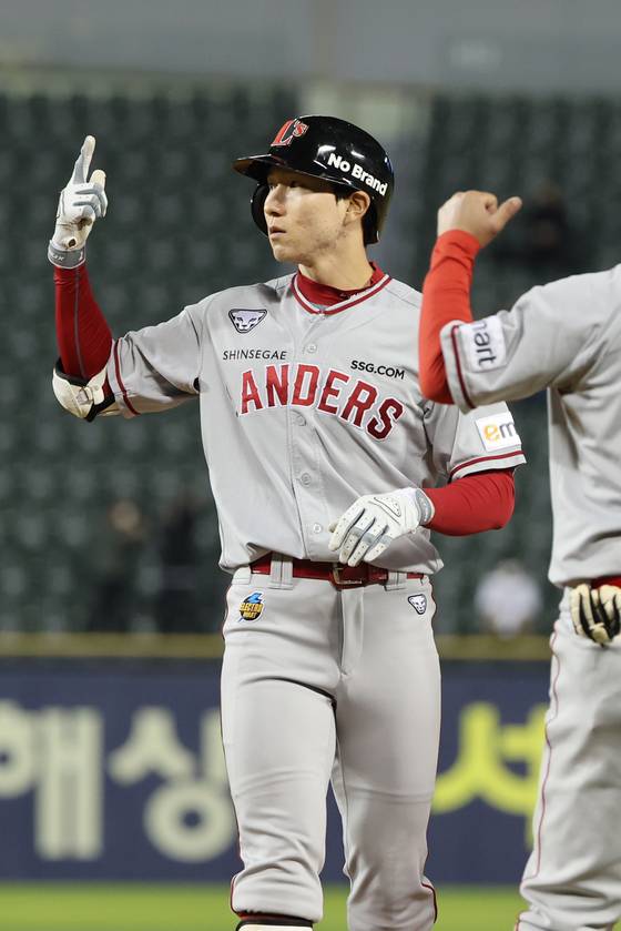 19일 오후 서울 잠실야구장에서 열린 프로야구 SSG 대 두산 경기.   4회초 2사 2, 3루 상황에서 박성한이 2타점 적시타를 친 뒤 기뻐하고 있다. 사진=연합뉴스