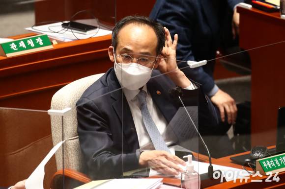 추경호 국무총리 직무대행(부총리 겸 기획재정부 장관)이 19일 서울 여의도 국회에서 열린 제397회 국회 임시회 제1차 예산결산특별위원회 전체회의에 출석하고 있다. [사진=김성진 기자]