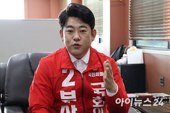 19일 제주프레스센터에서 열린 제주중앙언론기자협회 공동인터뷰 중 부상일 국민의힘 후보가 기자의 질문에 답하고 있다 [사진=최익수 기자]