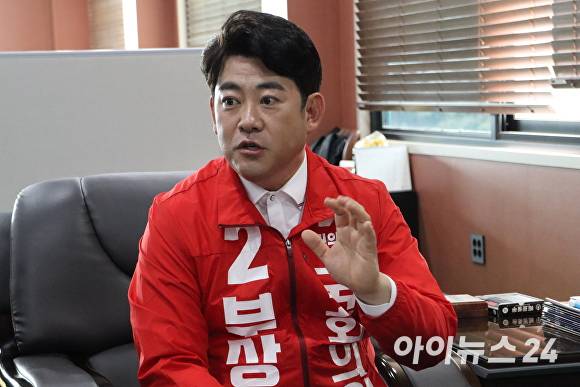 19일 제주프레스센터에서 열린 제주중앙언론기자협회 공동인터뷰 중 부상일 국민의힘 후보가 기자의 질문에 답하고 있다 [사진=최익수 기자]