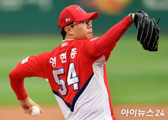 KIA 타이거즈 양현종은 19일 열린 롯데 자이언츠와 원정 경기에 선발 등판해 7.2이닝 2실점으로 호투하며 승리투수가 됐다. 그는 이날 승리로 KBO리그 역대 4번째이자 최연소 개인 150승을 달성한 주인공이 됐다. [사진=아이뉴스24 포토 DB]