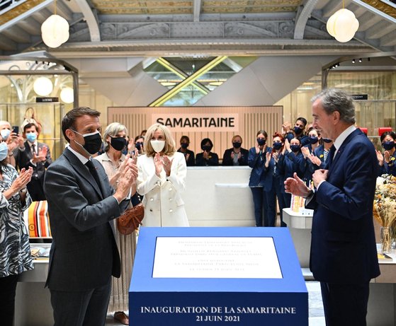 지난해 6월 파리의 사마리텐 백화점 재개장식에 참석한 에마뉘엘 마크롱 프랑스 대통령. 오른쪽은 베르나르 아르노 LVMH 그룹 회장. [AFP=연합뉴스]