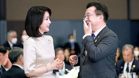 윤석열 대통령 부인 김건희 여사가 10일 오후 서울 중구 신라호텔에서 열린 외빈 초청만찬에서 더불어민주당 윤호중 비상대책위원장과 환담하고 있다. [사진 대통령실]