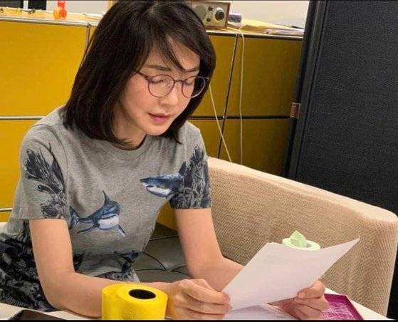 윤석열 대통령 부인 김건희 여사가 코바나컨텐츠 사무실에 출근해 팬들이 선물한 5만원짜리 안경을 끼고 업무를 보고 있다. [사진 페이스북]