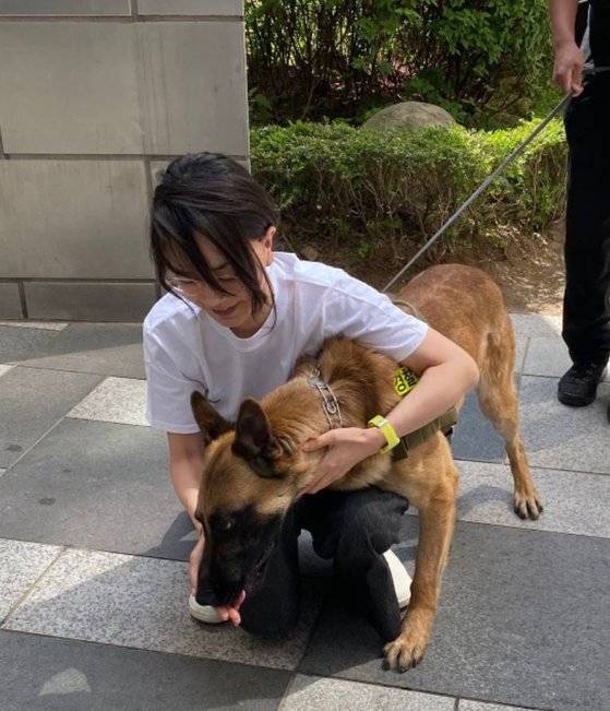 윤석열 대통령 부인 김건희 여사가 지난 12일 서울 서초동 자택 아크로비스타 앞에서 경호견 특화 훈련에 참여하고 있다. [사진 페이스북]