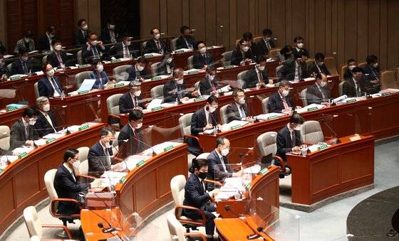 19일 국회에서 열린 예산결산특별위원회에 경제부총리겸 기획재정부 장관을 비롯한 각 부처 장관들이 참석해 있다. 김성룡 기자19