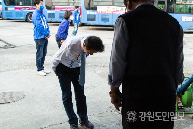 ▲ 이광재 더불어민주당 도지사 후보가 19일 원주 관설동 버스종점을 방문, 아침 인사를 하고 있다.