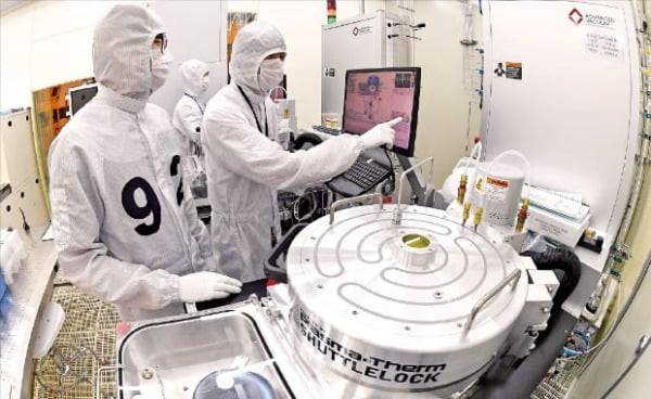 2019년 서울대 반도체공동연구소 실험실에서 연구원들이 시설을 점검하는 모습. /사진=한경DB