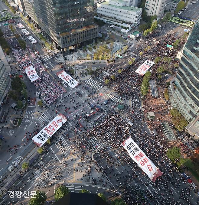 서울 중구 서대문 사거리에서 지난해 10월20일 민주 노총 10.20 총파업 집회가 열렸다. 민주노총 조합원들이 비정규직 철폐 등 요구사항을 담은 대형 현수막을 펼치고 있다. 한수빈 기자