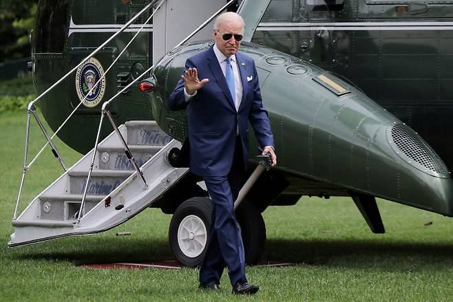 ‘헬로, 코리아’ 오늘 방한을 앞둔 조 바이든 미국 대통령이 18일(현지시간) 앤드루스 공군기지에서 열린 허리케인 대응 상황에 대한 브리핑에 참석한 후 백악관으로 돌아와 걸어가고 있다. 워싱턴 | 로이터연합뉴스