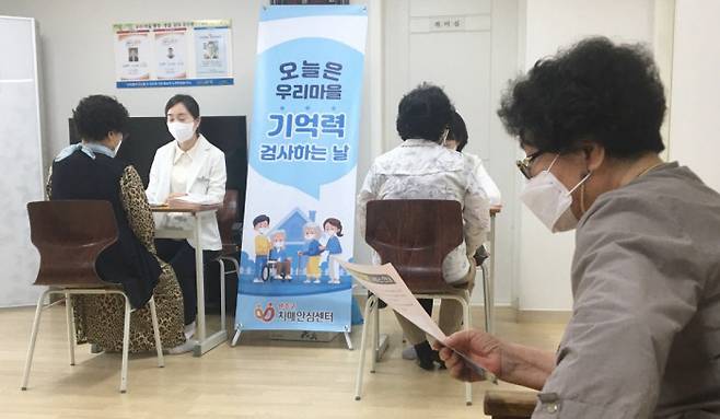 노인들이 경로당에서 치매검사를 받고 있는 모습. 완주군 제공