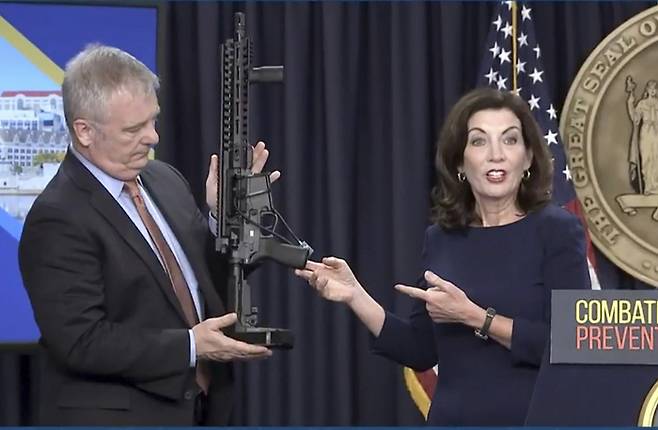 다시 뜨거운 감자된 미 ‘총기 규제’ 캐시 호철 미국 뉴욕주지사(오른쪽)가 18일(현지시간) 기자회견을 열고 버펄로 총기사건의 재발을 막기 위해 타인에게 위협이 될 만한 징후를 보이는 사람이 총기를 구매할 수 없도록 규제를 더욱 강화하는 방안을 발표하고 있다. 뉴욕 | AP연합뉴스