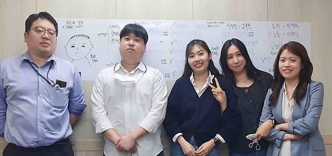 경향신문 인사검증 특별취재팀. 왼쪽부터 유희곤·윤승민·김희진·이유진·유선희 기자.