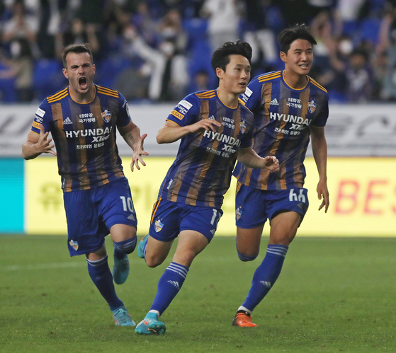 Um Won-sang of Ulsan Hyundai, center, celebrates after scoring Ulsan's winning goal against Jeju United on Wednesday at Munsu Football Stadium in Ulsan. [YONHAP]