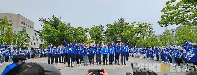 더불어민주당 허태정 대전시장 후보와 5개 구청장 후보, 시·구의원 후보 그리고 각 선대위를 맡고 있는 박영순⋅박범계⋅조승래⋅장철민 국회의원과 지지자들이 필승의지를 보이고 있다.&nbsp;