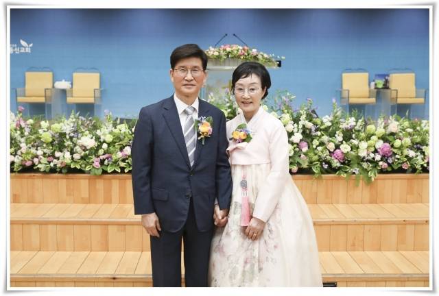 권성수 목사와 김난숙 사모가 지난달 29일 대수 수성구 대구동신교회에서 은퇴 및 원로 추대식 후 강단 앞에 섰다. 대구동신교회 제공