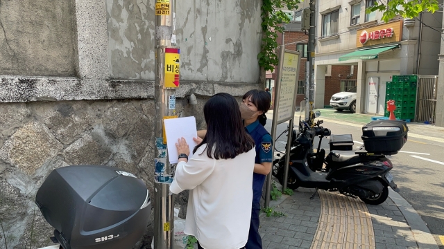 서울 성북경찰서 관계자(오른쪽)가 시각장애인용 지도를 제작하기 위해 직접 동행해 시설물을 살피고 있다. 성북경찰서 제공