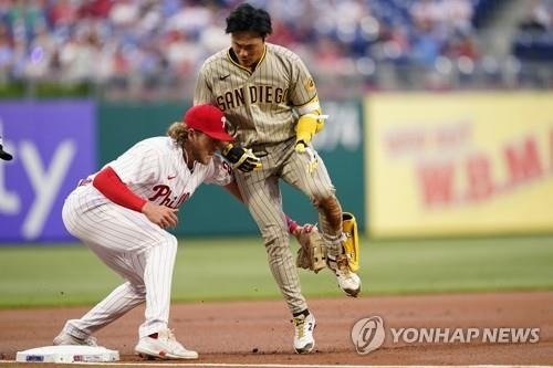 내야 안타를 친 뒤 3루에서 태그아웃 되는 김하성
[AP=연합뉴스]