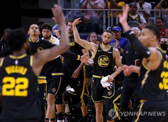 댈러스에 먼저 1승을 거둔 골든스테이트
[AFP=연합뉴스]
