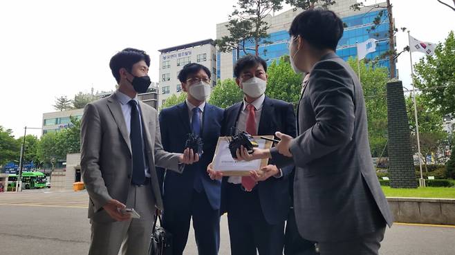 19일 서울 남부지검. 루나·테라USD(UST) 폭락사태로 손해를 본 국내 투자자들의 소송 대리를 맡은 엘케이비앤파트너스 측이 고소장을 제출하는 모습./사진=김도균 기자