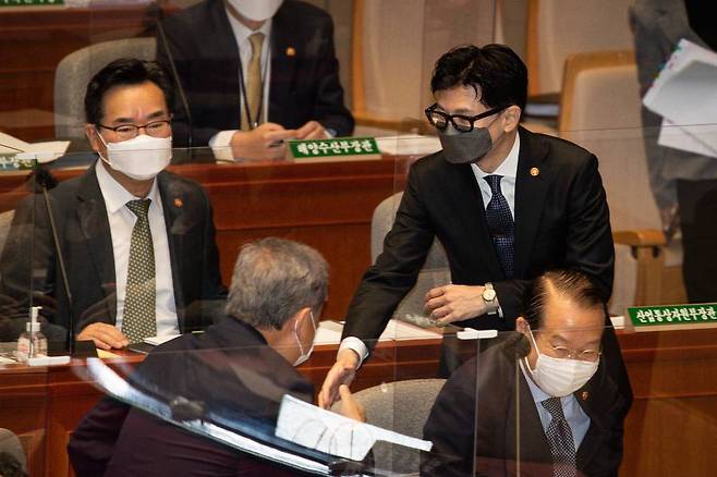 한동훈 법무부 장관이 19일 서울 여의도 국회에서 열린 제397회 국회 임시회 제1차 예산결산특별위원회 전체회의에 출석하고 있다. / 사진제공=뉴시스