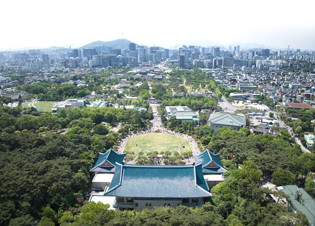 청와대는 백악산(북악산)에 등을 딱 대고 부챗살 모양으로 펼쳐진 서울 도심을 한눈에 바라보는 자리에 있다. 늘 ‘남에서 북으로’ 보는 시선 방향이 익숙했는데, 청와대에 들어가면 서울을 거꾸로 ‘북에서 남으로’ 보게 된다. 시선의 방향이 바뀌니 늘 보던 것들이 반대쪽에 있다. 오른쪽에 있던 것이 왼쪽에, 왼쪽에 있던 것이 오른쪽에 있다. 이게 다스리는 자리에서 보는 서울의 풍경이었을까. 청와대 본관 너머로 경복궁과 광화문 네거리가 보인다.