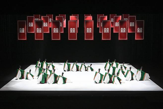 [서울=뉴시스]지난 18일 세종문화회관 대극장에서 열린 프레스콜에서 선보인 서울시무용단 '일무' 2막 공연 장면. (사진=세종문화회관 서울시무용단 제공) 2022.05.19. photo@newsis.com  *재판매 및 DB 금지