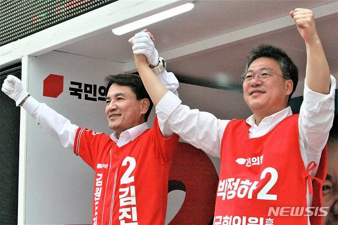 [원주=뉴시스] 이덕화 기자 = 6·1지방선거 공식선거운동이 시작된 19일 국민의힘 강원도지사 후보와 박정하 원주갑 국회의원 후보가 농협 원일로지점 앞에서 거리유세를 열고 "윤석열 정부와 함께 원주의 전성시대를 열겠다"며 시민들을 향해 지지를 호소하고 있다. 2022.05.19. wonder8768@newsis.com