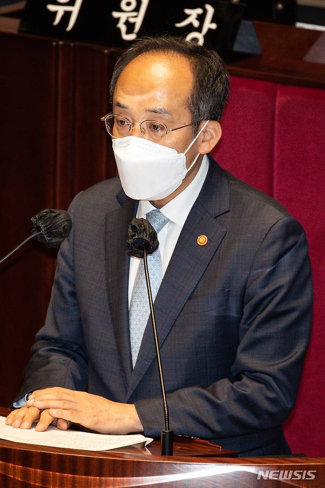 [서울=뉴시스] 고범준 기자 = 추경호 국무총리 직무대행(부총리 겸 기획재정부 장관)이 19일 서울 여의도 국회에서 열린 제397회 국회 임시회 제1차 예산결산특별위원회 전체회의에서 추경안 제안설명을 하고 있다. (공동취재사진) 2022.05.19. photo@newsis.com