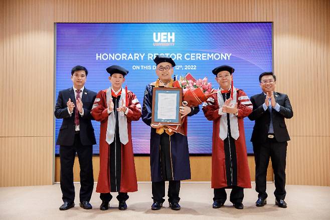박영준 전 차관이 12일(현지시각) 베트남 국립 호치민경제대학교(UEH)에서 명예박사 학위를 받고 이 대학에 신설되는 기술·디자인대학(CTD) 명예학장으로 위촉됐다. UEH 제공