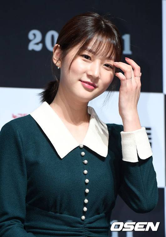 [OSEN=곽영래 기자] 배우 김새론이 8일 오전 서울 강남구 CGV압구정에서 열린 영화 '동네사람들' 제작보고회에 참석해 포토타임을 갖고 있다. / youngrae@osen.co.kr