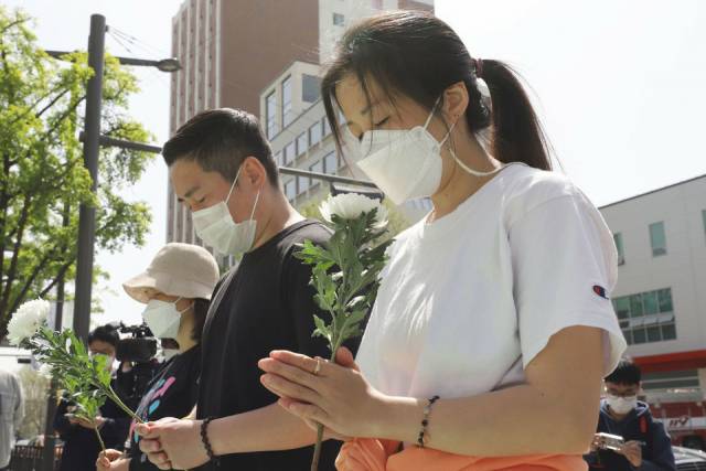 ▲지난 2019년 10월, 경동건설 공사 현장에서 산재 사고로 숨진 고(故) 정순규 님의 자녀(오른쪽에서부터 2번째까지)와 김용균재단의 김미숙 이사장(왼)이 산재 사망 노동자를 추모하는 기자회견에서 묵념을 하고 있는 모습. ⓒ정석채