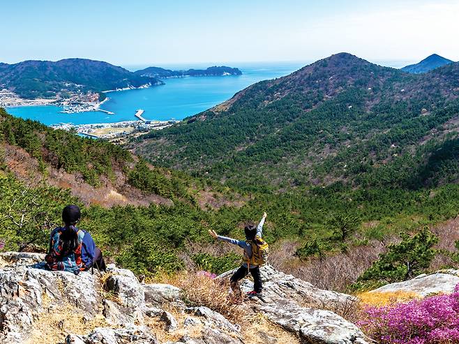 각지미봉 정상부에서 바라본 다포항 전경. 해금강과 남해가 빚어낸 시원스런 풍광에 환호성을 지른다.