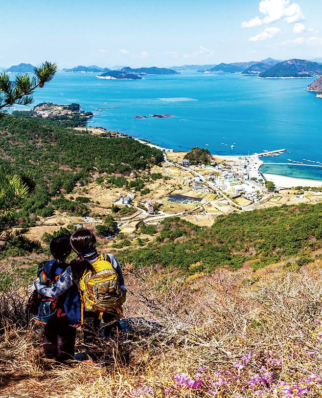 각지미봉 오름길에 바라본 저구리만 전경. 통영 쪽 섬들이 우르르 솟구쳐 첩첩 산을 이룬다. 이순신 장군의 섬, 한산도 망산 앞바다에 죽도, 용초도, 비진도, 추봉도가 떠있고, 그 너머에 통영의 미륵산이 뾰족하게 솟구쳐 있다.