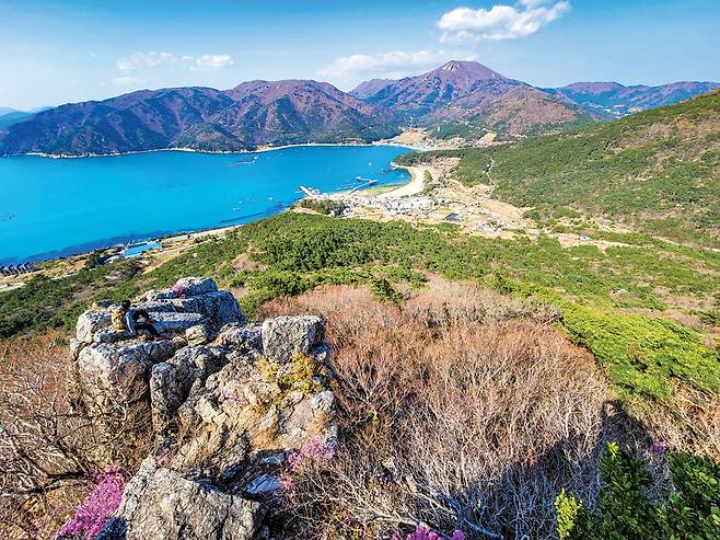 명사해수욕장 하산 길에 마주한 천하절경. 거제도 최고봉 가라산 암봉에서 왼쪽으로 뻗어 내린 왕조산이 짙푸른 저구림만을 품고 있다.