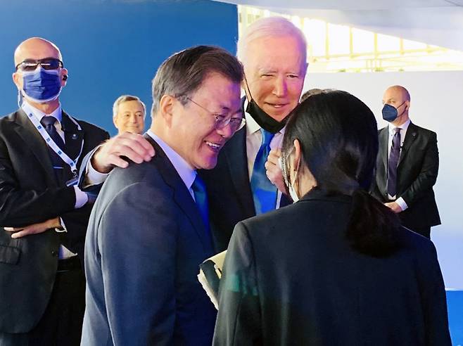 2021년 10월30일 당시 문재인 대통령이 이탈리아 로마 누볼라 컨벤션 센터에서 열린 주요 20개국(G20) 정상회의에서 기념촬영 전 정상 라운지에서 조 바이든 미 대통령과 만나 대화하는 모습 ⓒ 연합뉴스