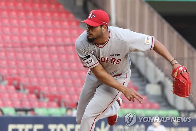 투구하는 SSG 선발 폰트 (서울=연합뉴스) 김주성 기자 = 19일 오후 서울 잠실야구장에서 열린 프로야구 SSG 대 두산 경기. 
    SSG 선발 투수 폰트가 힘차게 투구하고 있다. 2022.5.19 utzzza@yna.co.kr